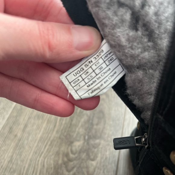 Ugg Short Boots - Picture 2 of 6